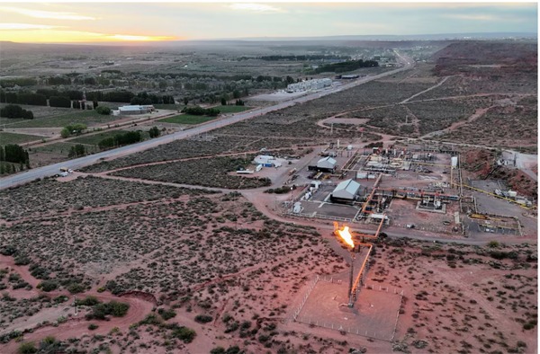 Un dron muestra una llamarada de gas de esquisto en la formación Vaca Muerta, en las afueras de la ciudad patagónica de petróleo y gas Anelo, Argentina, 22 de octubre de 2024. REUTERS/Alexander Villegas/