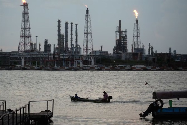 Un barco de pesca pasa por la refinería de petróleo Francisco I. Madero en Pueblo Viejo, estado de Veracruz, México, el martes 9 de julio de 2024.  (Mauricio Palos/Bloomberg)

