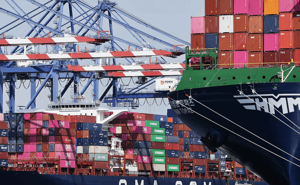 Barreras más altas para el comercio significarán más deuda y un crecimiento más lento.Contenedores apilados en el Puerto de Los Ángeles el 20 de septiembre de 2024 en California.(Photographer: Mario Tama/Getty I/Mario Tama)