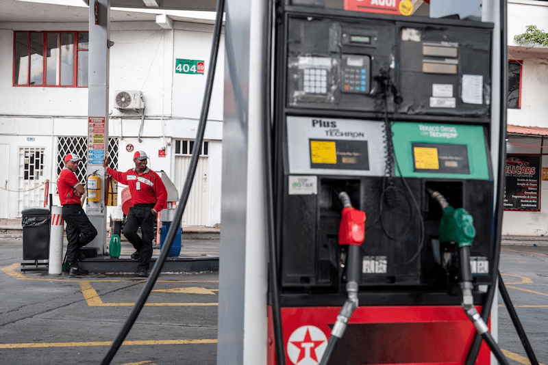 Trabajadores en una gasolinera Texaco en Cali, Colombia, el jueves 8 de junio de 2023.(Bloomberg/Jair F. Coll)