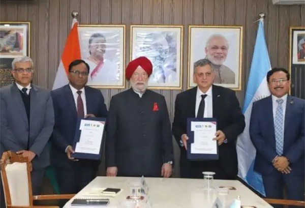 El MOU, suscrito en Nueva Delhi, reunió al presidente y CEO de YPF, Horacio Marín, y al ministro de Petróleo y Gas Natural de India, Hardeep Sinh Puri. También participaron directivos de empresas energéticas indias como Oil and Natural Gas Corporation (OIL), Gas Authority of India Limited (GAIL) y Oil and Natural Gas Corporation Videsh Limited (OVL). 