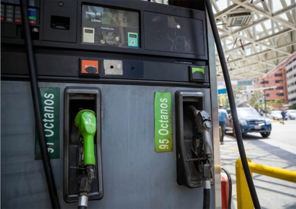 Gasolinera PDV en Caracas, Venezuela. 