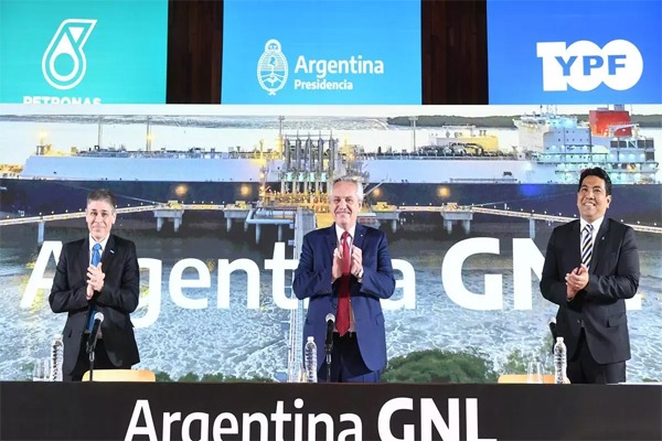 El ex presidente Alberto Fernández junto a junto al entonces titular de la petrolera estatal YPF Pablo González (izquierda) y el CEO de Petronas Datuk Tengku Muhammad Taufik (derecha) en septiembre de 2022, cuando anunciaron un acuerdo para la construcción de una planta productora de GNL en Argentina 