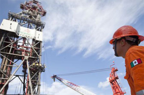 A Pemex worker in the Gulf of Mexico. (Saul Ruiz/El Pais)