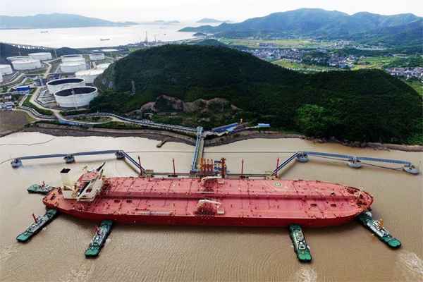 A VLCC oil tanker is seen at a crude oil terminal in Ningbo Zhoushan port, Zhejiang province, China May 16, 2017. Picture taken May 16, 2017.  