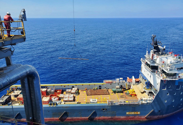 Ship delivering a BiSN Environmentally friendly, permanent well-barrier & gas-tight seal technology to an offshore well 