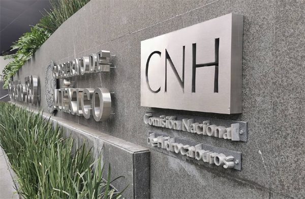 Logotipo de la Comisión Nacional de Hidrocarburos (CNH) afuera de su sede en la Ciudad de México (Foto: Arturo Solís).