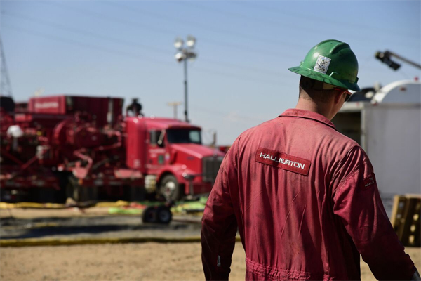 A Halliburton Co. worker at a fracking site in Colorado. Photographer: Jamie Schwaberow/Bloomberg 