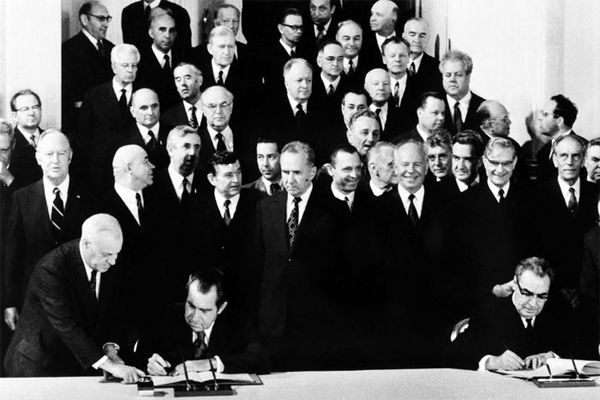 Richard Nixon and Leonid Brezhnev sign agreements and treaties on arms limitation and cooperation in Moscow, May 29, 1972
