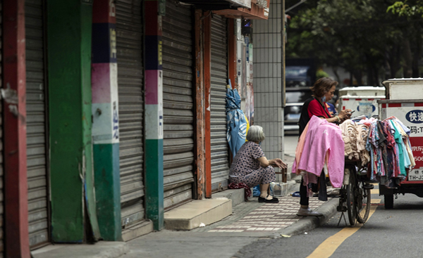 Shuttered stores in Guangzhou, China. The country’s faltering economy is a worry for oil bulls. Photographer: Qilai Shen/Bloomberg