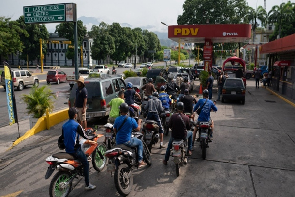 Huge lines have reappeared outside Venezuelan gasoline stations as the oil industry rations fuel in response to technical failures at refineries. (Gaby Oraa/Bloomberg)
