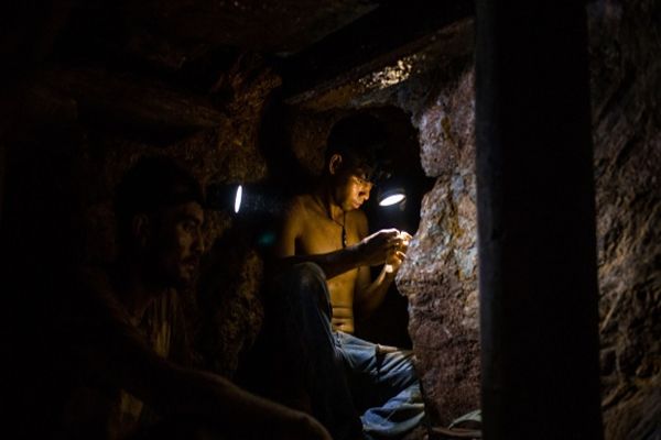 Miners work inside an underground mine in El Callao, Bolivar state, VenezuelaPhotographer: Manaure Quintero/Bloomberg