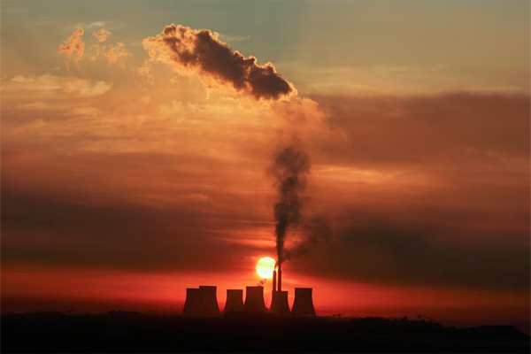 Sun rises behind the cooling towers of Kendal Power Station, a coal-fired station of South African utility Eskom, as the company's ageing coal-fired plants cause frequent power outages, near Witbank, in the Mpumalanga province, South Africa January 17, 2023. REUTERS/Siphiwe Sibeko