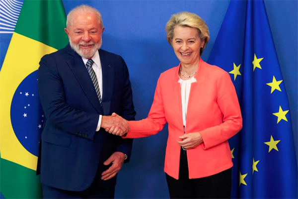 Brazil's President Luiz Inacio Lula da Silva is welcomed by European Commission President Ursula von der Leyen on the day of the summit between the leaders of the European Union (EU) and Community of Latin American and Caribbean States (CELAC), in Brussels, Belgium July 17, 2023. REUTERS/Yves Herman