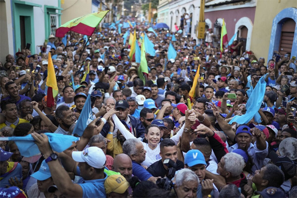 Maria Corina Machado, center, arrives to campaign rally in Valencia, Venezuela, on Oct. 5.Photographer: Matias Delacroix/Bloomberg