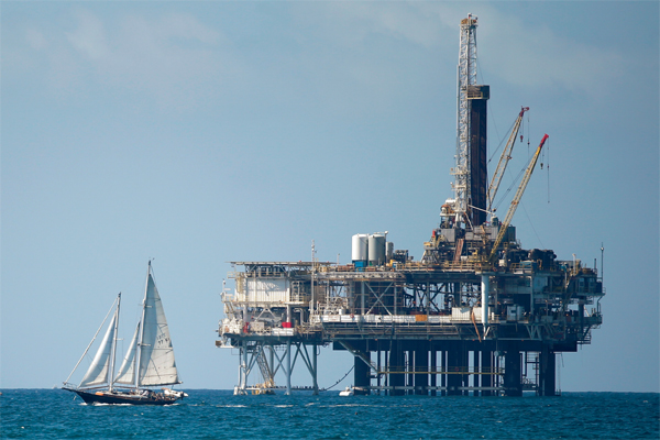 An offshore oil platform is seen in Huntington Beach, California September 28, 2014. REUTERS/Lucy Nicholson 