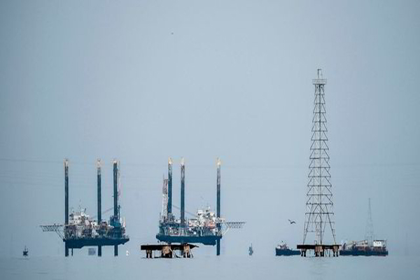 Oil production in Lake Maracaibo, Venezuela (Reuters)