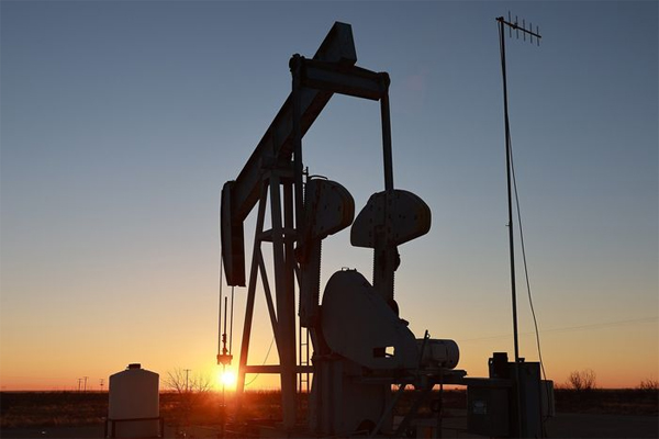 Crude-oil prices fall for the week. (Joe Raedle/Getty)