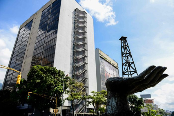 Shown, the headquarters of state-owned oil company PdVSA in Caracas, Venezuela, on Nov. 14, 2017. Photo: federico parra/Agence France-Presse