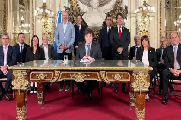 Milei ofreció un discurso flanqueado por todo su gabinete. (Presidencia Argentina)