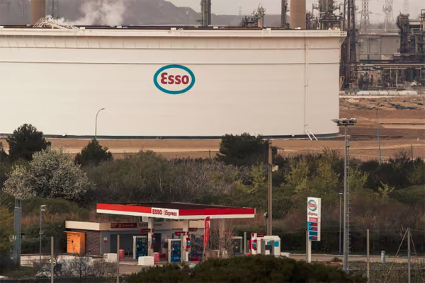  A storage tank at an Esso refinery operated by Exxon Mobil in Fos-sur-Mer, France. Jeremy Suyker/Bloomberg 