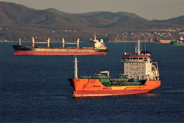 The crude oil tanker RN Polaris and a bulk carrier sail in Nakhodka Bay near the port city of Nakhodka, Russia, December 4, 2022. REUTERS/Tatiana Meel/F