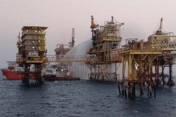 At least one person has been killed and several others are injured in a fire that erupted on the Pemex-operated Akal-B oil platform in the Gulf of Mexico.