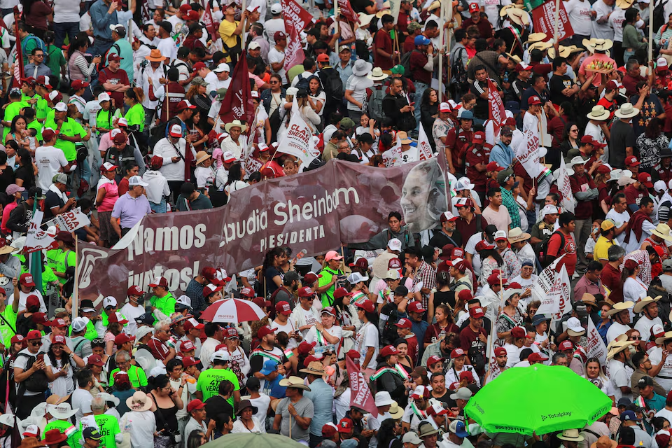 People gather at the Zocalo Square on the day of the closing campaign rally of the presidential candidate of the ruling MORENA party Claudia Sheinbaum, in Mexico City, Mexico May 29, 2024. REUTERS/Henry Romero