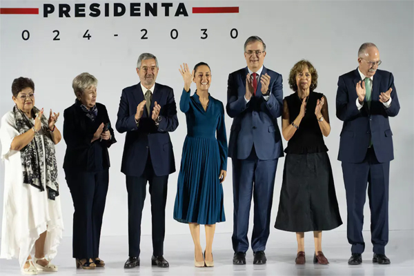 Claudia Sheinbaum with her cabinet picks. Mónica González Islas/El País