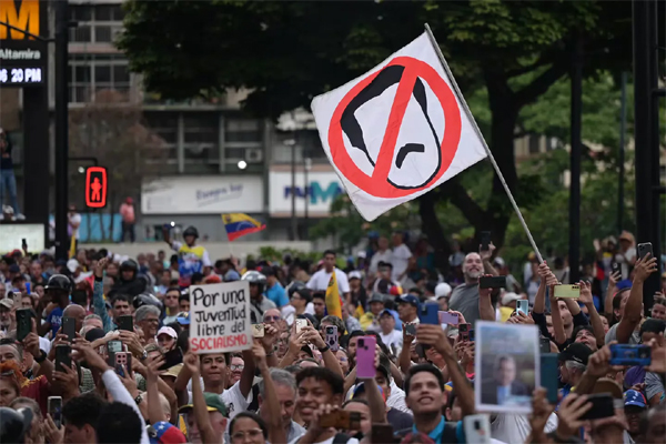 Government opponents march in Caracas yesterday in support of Gonzalo Urrutia and María Corina Machado. (Gabriela ORAA / AFP)