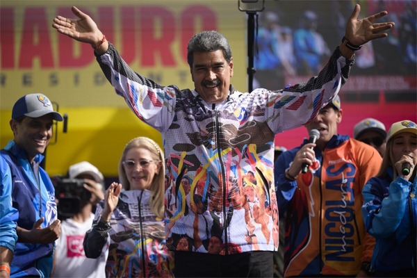 Nicolas Maduro greets his supporters during a campaign rally in Caracas on July 16.Photographer: Gaby Oraa/Bloomberg