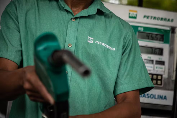 For the Brazilian Association of Fuel Importers (ABICOM), Petrobras’s lag could increase if oil prices remain high — Foto: Hermes de Paula/Agência O Globo