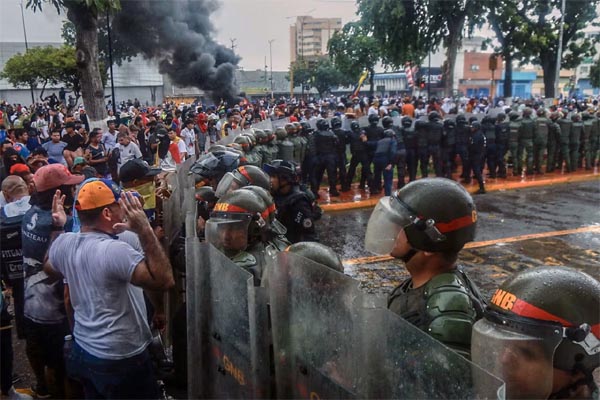 Antiregime demonstrators confront riot police in Puerto La Cruz, Venezuela, Monday. Photo: carlos landaeta/Agence France-Presse