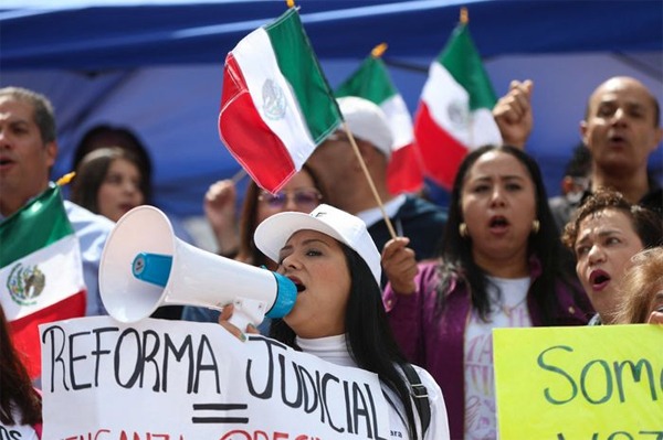 Judges, magistrates and judicial staff in Mexico City protest on Wednesday a proposal to overhaul the country’s judicial system. Photo: luis cortes/Reuters