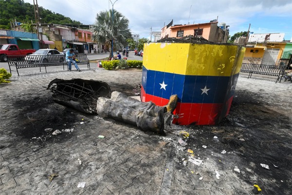 
A vandalized statue of Hugo Chávez lies next to its base in Valencia, Venezuela.Photograph by Jacinto Oliveros / AP