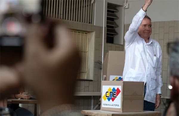 Edmundo González casts a ballot during Venezuelas presidential election on July 28. (Andrea Hernandez Briceno )