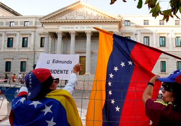 Supporters of Venezuela’s main opposition presidential candidate Edmundo González take part in a protest outside Spain’s parliament in Madrid earlier this month © Andrea Comas/AP