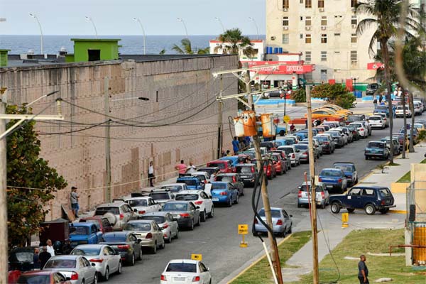 Drivers line up to buy fuel at a gas station in Havana, Cuba, February 28, 2024. REUTERS/Norlys Perez