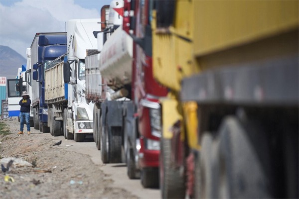  A driver waits near the trucks that are lined up for diesel, in El Alto, Bolivia December 13, 2024. REUTERS/Claudia Morales