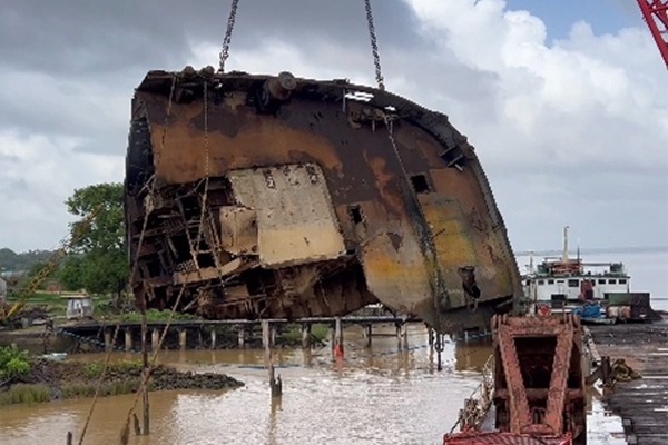 Work begins to remove Torani wreck from Mazaruni River